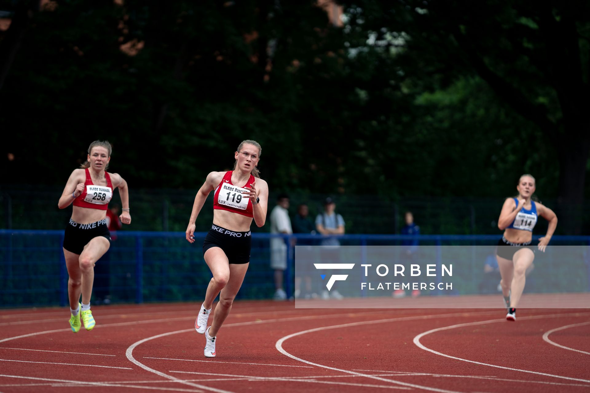 Lilly Mueller (LAV Kassel) ueber 200m am 14.05.2022 beim Nationalen Leichtathletik-Meeting im Erika-Fisch-Stadion in Hannover